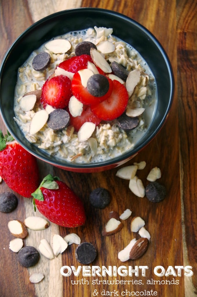 Easy Overnight Oats Recipe with Straberries, Almonds and Dark Chocolate 