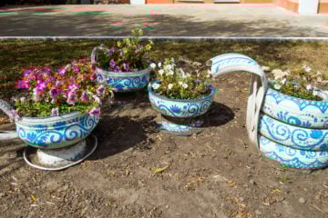 Flowerbed in the form of a tea set of old automobile tires