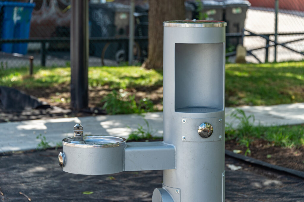 Drinking fountain with bottle filling station