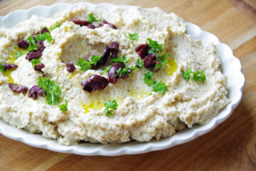 Cauliflower hummus recipe with lemon and garlic. Gluten free, paleo and keto friendly